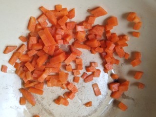 1、双仔意面,胡萝卜洗净切丁。