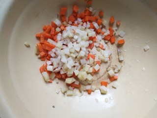 2、双仔意面,土豆去皮洗净切丁。