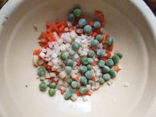 3、双仔意面,鸡胸肉切丁，先放入豌豆，胡萝卜土豆下水煮五分钟，再煮鸡胸肉，捞出备用。