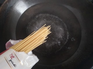 4、双仔意面,水烧开，放入意面，煮八分钟。