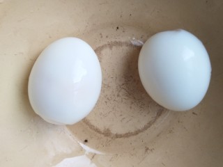 5、双仔意面,鸡蛋煮七八分钟（这个时间煮出来的鸡蛋软而成型，时间一到，马上拿出来，要不蛋黄会老。）去鸡蛋壳。