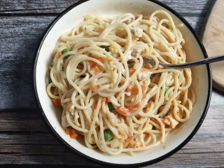 6、双仔意面,捞出意面，放入煮好的蔬菜丁和鸡胸丁。放入奶酪芝士和沙拉酱。