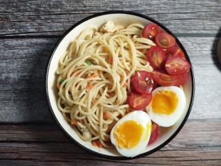 8、双仔意面,鸡蛋切半，小西红柿切半，平铺在面一侧。