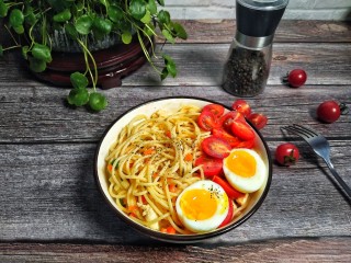 9、双仔意面,撒上黑胡椒。