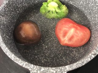 2、鳕鱼米饭披萨,番茄热水烫30秒捞起去皮，香菇、西兰花焯水两分钟捞起切小块