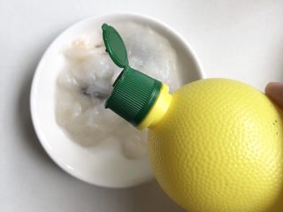 4、鳕鱼米饭披萨,鳕鱼去皮去骨，用手摸一遍，确保无刺。加入少许柠檬汁或者柠檬片腌制15分钟去腥