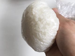 5、鳕鱼米饭披萨,米饭用保鲜膜包起来，压成一厘米高的饼形