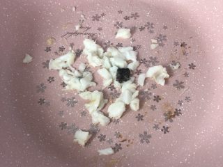 7、鳕鱼米饭披萨,平底锅内放入少许食用油，加入鳕鱼翻炒片刻