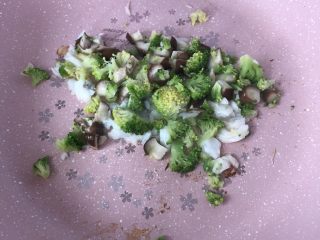 8、鳕鱼米饭披萨,加入西兰花、香菇继续翻炒