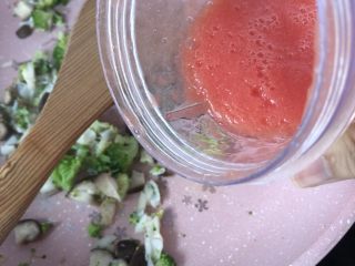 9、鳕鱼米饭披萨,加入番茄泥