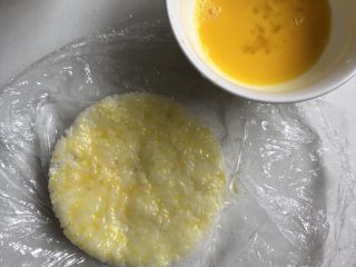 12、鳕鱼米饭披萨,塑形好的米饭饼刷一层蛋液