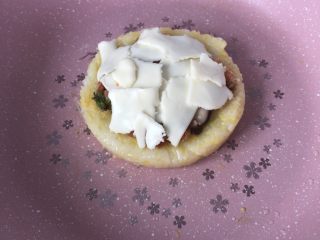 17、鳕鱼米饭披萨,把奶酪撕小块铺在面上