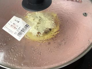 18、鳕鱼米饭披萨,guanhuow盖上锅盖，焖锅两分钟使奶酪融化后即可出锅。