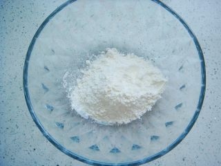2、出水芙蓉饼干,面粉倒入盆中。