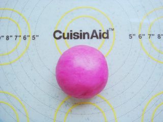 5、出水芙蓉饼干,和成光滑的面团盖上保鲜膜静置20分钟。