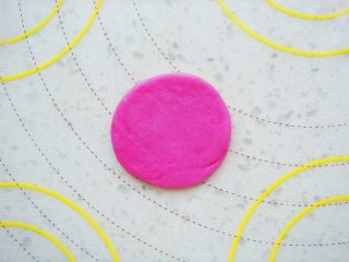 8、出水芙蓉饼干,剩余面团刻出几个圆形面片做花托。