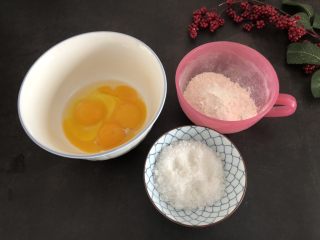 1、蛋黄饼干,准备好所有食材，蛋黄3个，鸡蛋1个，低筋面粉100g，白糖45g。
