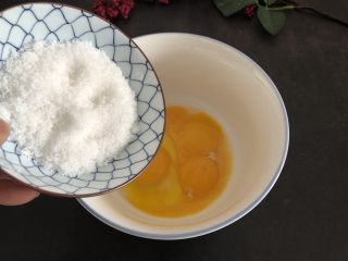 2、蛋黄饼干,鸡蛋1个➕3个蛋黄，加入白糖45g。