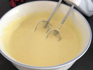 3、蛋黄饼干,用打蛋器打发至滴落有纹路。