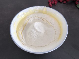 5、蛋黄饼干,面粉100g过筛到碗里。