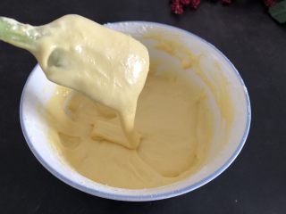 6、蛋黄饼干,翻拌均匀成糊状。