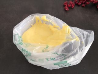 7、蛋黄饼干,装入裱花袋，裱花袋套在一个大口杯子上，方便倒入面糊。