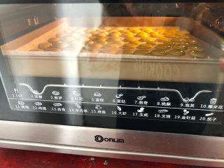 8、蛋黄饼干,烤箱上火160度下火150度预热五分钟后烤15分钟。