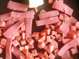 1、培根火腿披萨,培根切片 香肠切丁