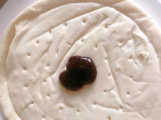 4、培根火腿披萨,饼皮抹一勺黑胡椒酱