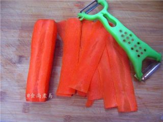 2、凉拌爽脆双色卷,胡萝卜洗净去皮，刨成片状