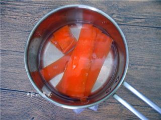 4、凉拌爽脆双色卷,烧开适量水，将胡萝卜片焯一焯