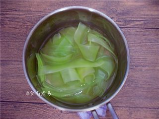 5、凉拌爽脆双色卷,莴笋片同样焯一下水，捞起沥干