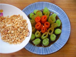 12、凉拌爽脆双色卷,再撒些花生碎，即可开动