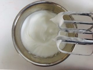 5、提拉米苏,蛋清用电动打蛋器打发至有纹路勾尖的状态。