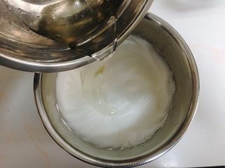 6、提拉米苏,糖浆全部倒入蛋白中。