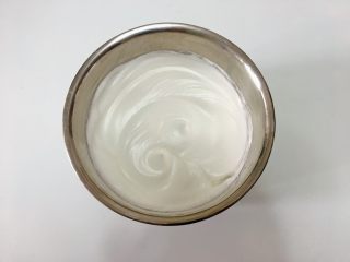 7、提拉米苏,继续打发出直立的小勾尖。