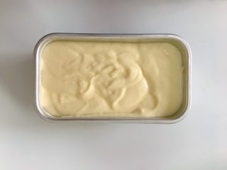 12、提拉米苏,然后倒入混合好的奶酪糊,放冰箱冷藏一夜。