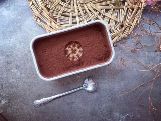 13、提拉米苏,最后筛一层可可粉在上面即可食用。
