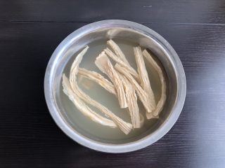 1、凉拌腐竹,腐竹提前凉水浸泡6小时，泡至无硬芯