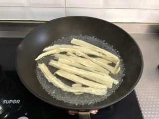 2、凉拌腐竹,开水下锅焯烫2分钟，捞出过凉水