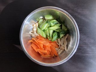 5、凉拌腐竹,将胡萝卜，黄瓜，腐竹倒入盆中