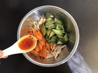 9、凉拌腐竹,根据个人口味加入辣椒油，可不放