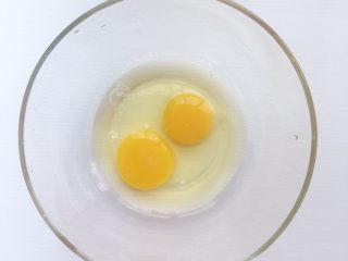 12、鲷鱼烧,食材处理二：红豆沙炒制完毕就可以进行鲷鱼烧面糊制作了 首先将两枚鸡蛋打入碗中