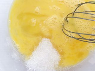 14、鲷鱼烧,倒入30克白砂糖