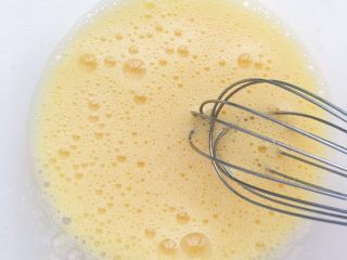 15、鲷鱼烧,打发至蛋黄液有细腻的泡沫 白砂糖融化