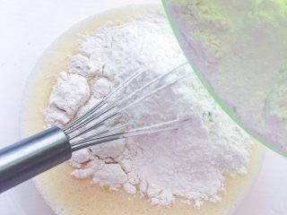 20、鲷鱼烧,筛入100克低筋面粉