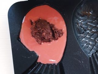 28、鲷鱼烧,加一勺红豆沙（不要放太多哦 不然包不住就会漏哈哈）