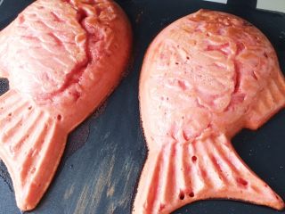 32、鲷鱼烧,中途适当打开模具观察是否有粘连的感觉如果有就不要强行打开继续适当加热 如果轻松即可打开说明鲷鱼烧已经完成啦