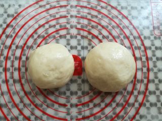 6、缤纷水果披萨,面团按照0.45：0.55比例分成2个面团(7寸和8寸）