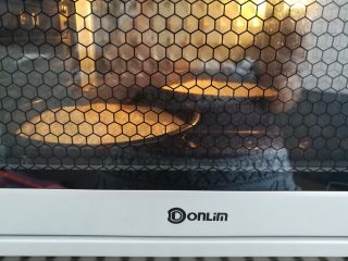 9、缤纷水果披萨,2个面团做好以后放入烤箱发酵20分钟